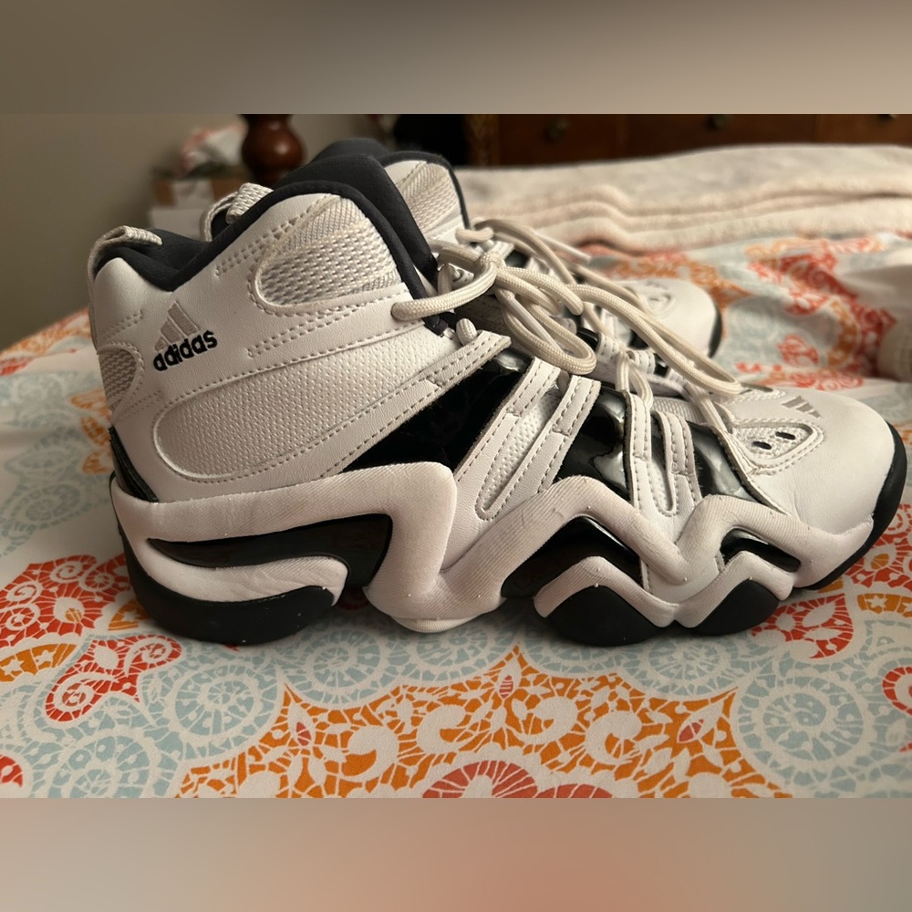 RETRO SHOES INSPIRED BY AN ERA-DEFINING B-BALL DESIGN.
SIZE MENS 7.